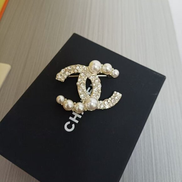 Chanel Classic Large Pearl Brooch - Picture 3 of 5